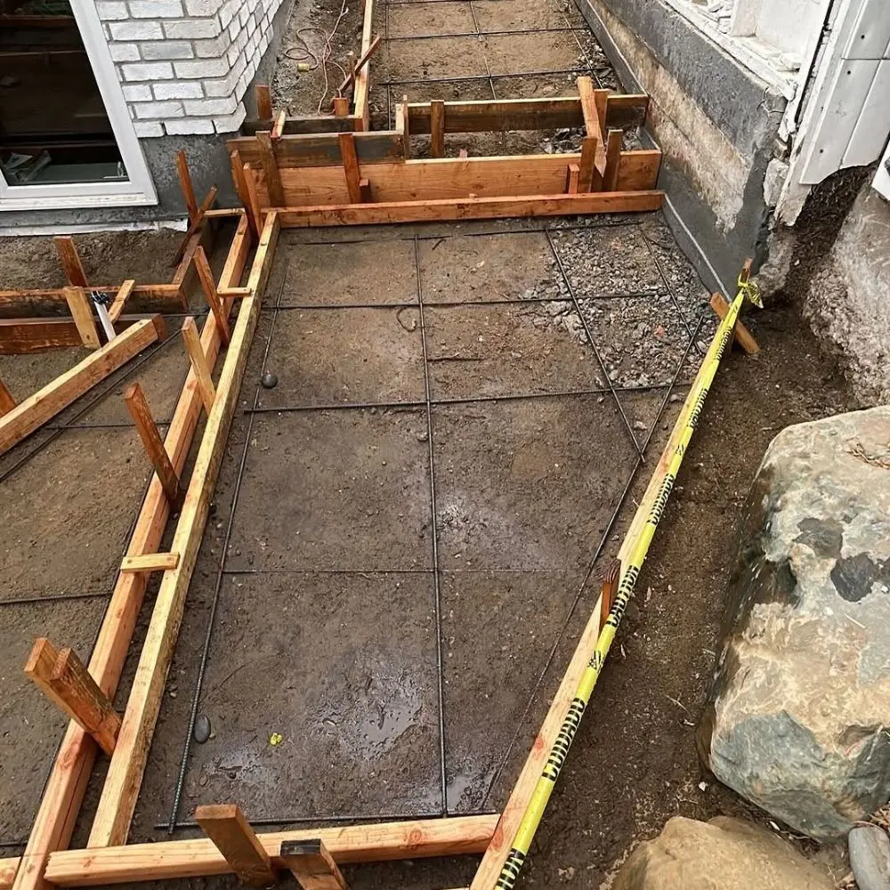 Formwork and wire mesh set for a side yard concrete slab